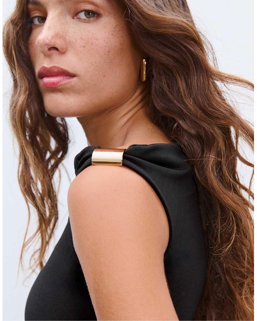 Top asymétrique avec anneau en métal Stradivarius en coloris Black