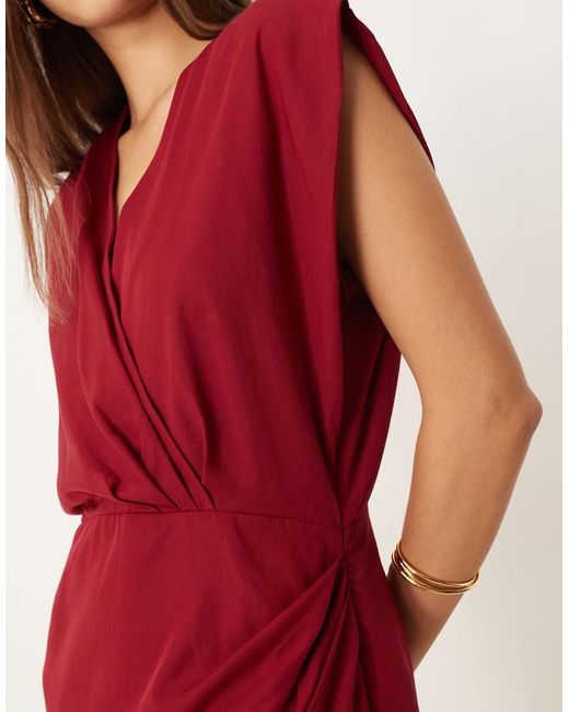 Vestido Corto Drapeado Sin Mangas Con Cuello De Pico De Mango de color Red