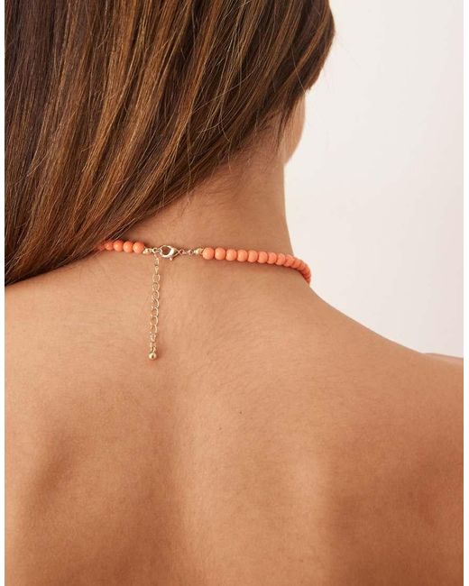 Collana Corta Con Pietre Colorate E Pendente A Forma Di Conchiglia di ASOS in Brown