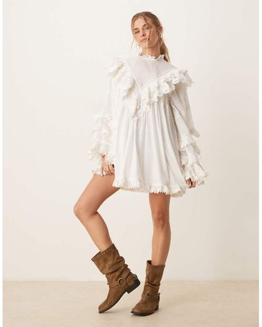 Vestido Corto Con Cuello Subido Y Volantes En Ángulo De ASOS de color Natural