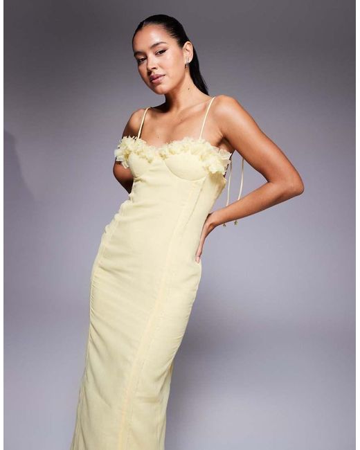 Vestido Midi Con Cuerpo Estilo Corsé Y Detalles Florales Tridimensionales En El Pecho De Tejido Efecto Lino De ASOS de color Yellow