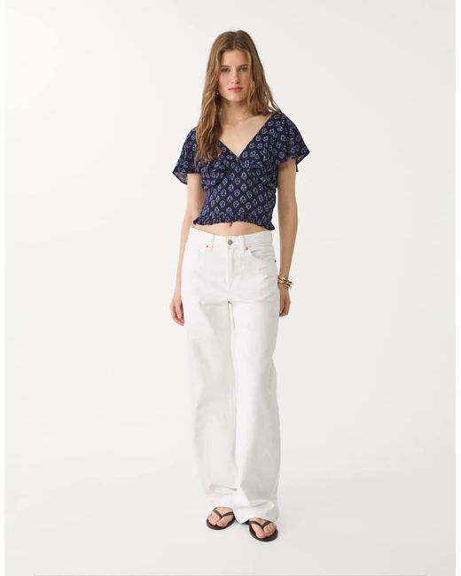 Top A Maniche Corte Con Volant di Stradivarius in Blue