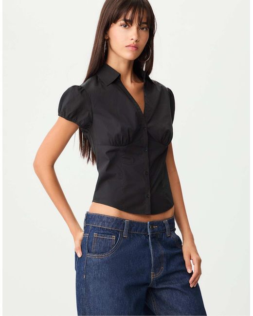 Chemise cintrée à manches courtes Stradivarius en coloris Blue