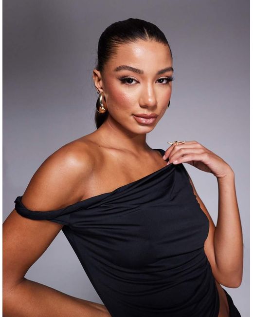 ASOS Asymmetrische Top Van Soepele Stof Met Blote Schouder Met Gedraaid Effect in het Black