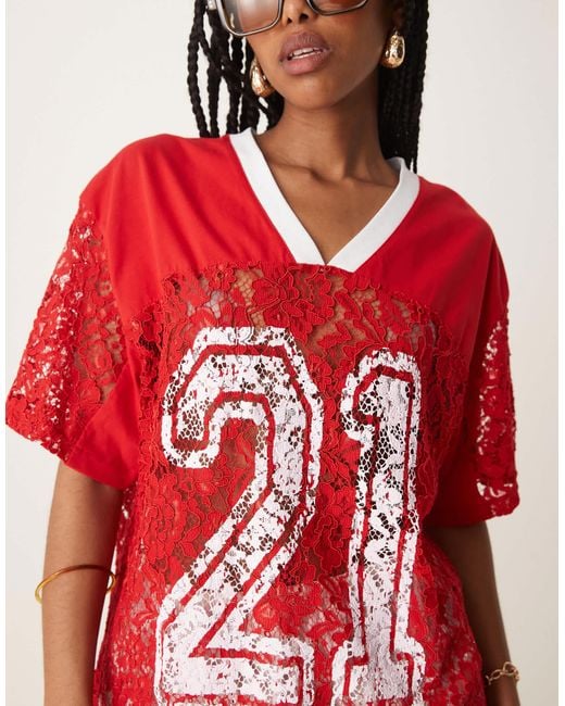 ASOS Red – es oversize-t-shirt im fußball-look aus spitze mit "21"-grafikprint