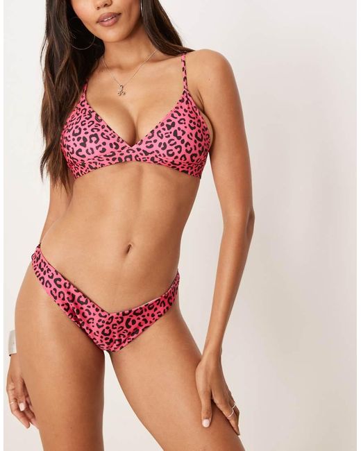 Slip Bikini Leopardati A V di OOSC in Red