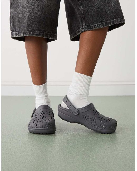 Zuecos Lunar Clásicos Con Diseño Floral Calado De CROCSTM de color Black