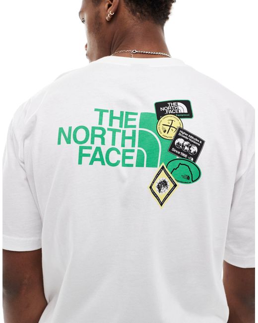 Exclusivité asos - - expedition - t-shirt oversize à autocollants imprimés au dos The North Face en coloris White