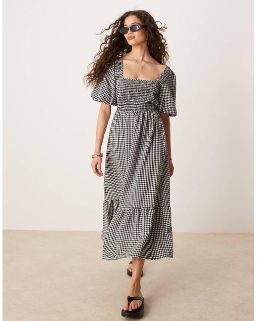 Vestido Midi A Cuadros Vichy Negros Y Blancos De Estilo Mesonera Con Pecho Fruncido De Threadbare de color Gray