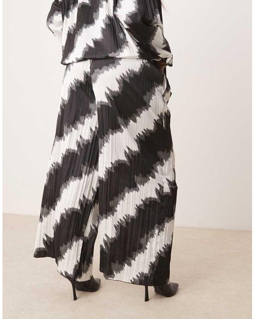 Curve di ASOS in Black