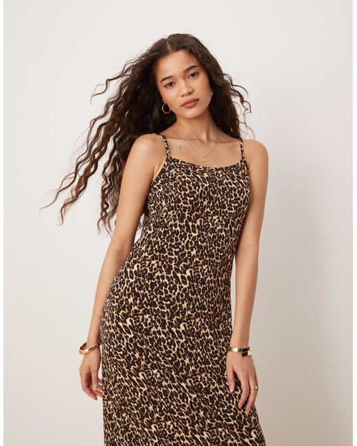 Robe caraco longue près du corps en jersey - imprimé léopard Vila en coloris Brown