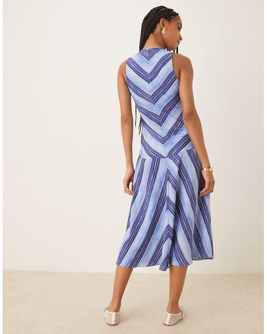 Vestido A Rayas Con Cuello De Pico Y Cintura Baja De Mango de color Blue