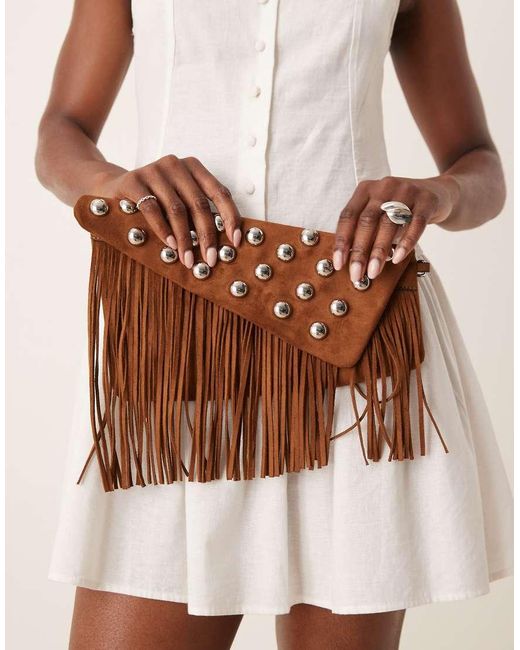 Clutch Con Tachuelas Y Flecos De Antelina De -Marrón ASOS de color Brown