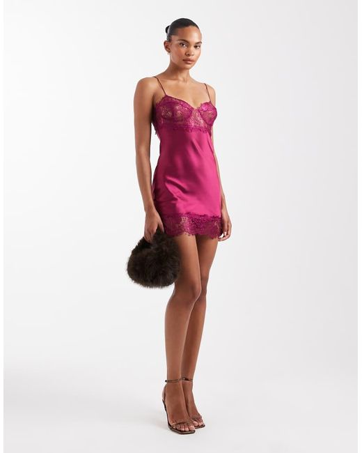 Vestido Corto De Satén Con Detalle De Copas De Encaje Transparente Angelic De -Morado Lioness de color Red