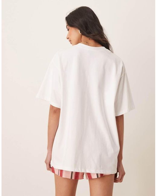 Camiseta Blanca Extragrande Con Estampado Gráfico De Vino De ASOS de color Pink