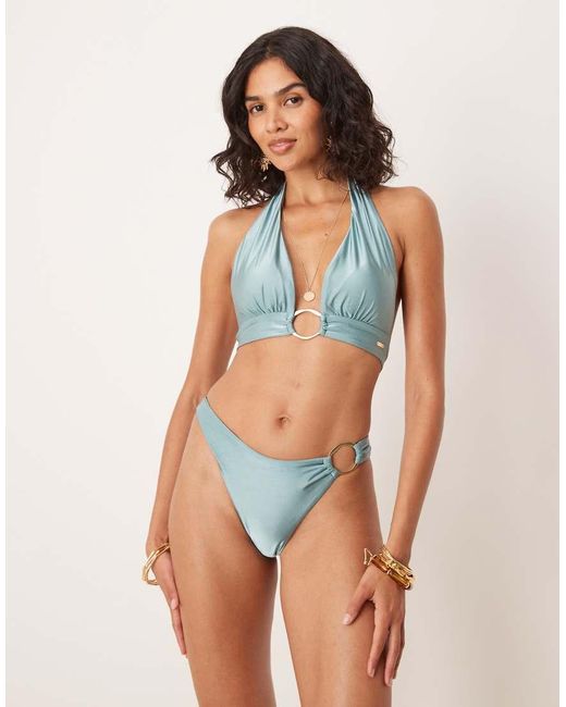 Tala Diepuitgesneden Bikinitopje Met Halternek En Gouden Ring in het Blue