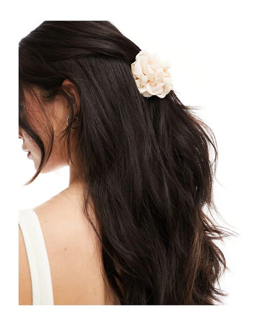 Pince à cheveux avec fleur oversize - beige True Decadence en coloris Black