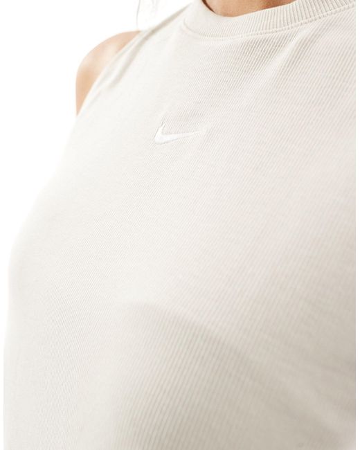 Essential - crop top senza maniche beige a coste di Nike in White