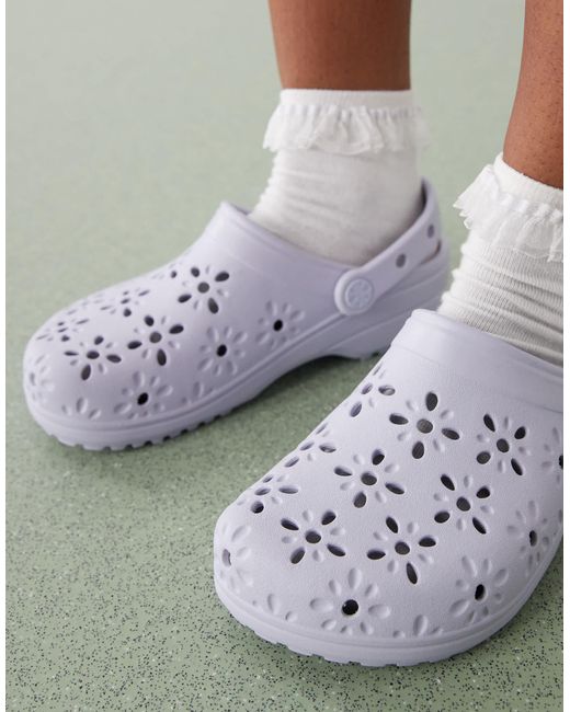 Sabots classiques à découpes fleuries - lune violette CROCSTM en coloris Gray