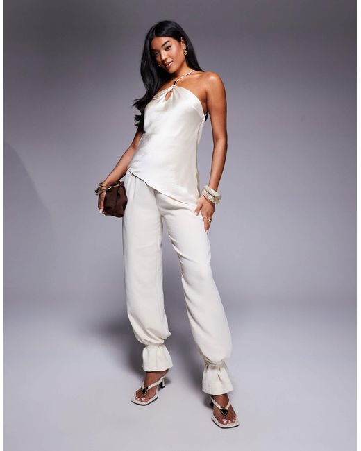 Asos x the sourced collection - caraco asymétrique en satin avec détail - crème ASOS en coloris Gray