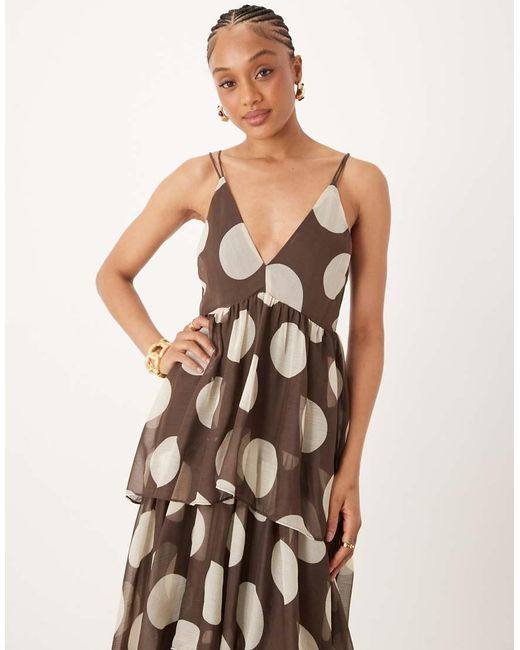 Vestido Largo Marrón Escotado Y Escalonado Con Estampado De Lunares Y Espalda Abierta De Asos Design Tall ASOS de color Natural