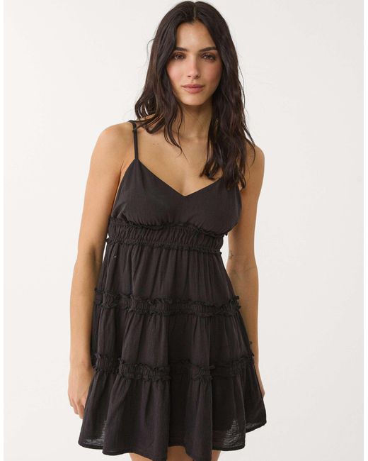 Robe courte étagée à bretelles et volants Stradivarius en coloris Black