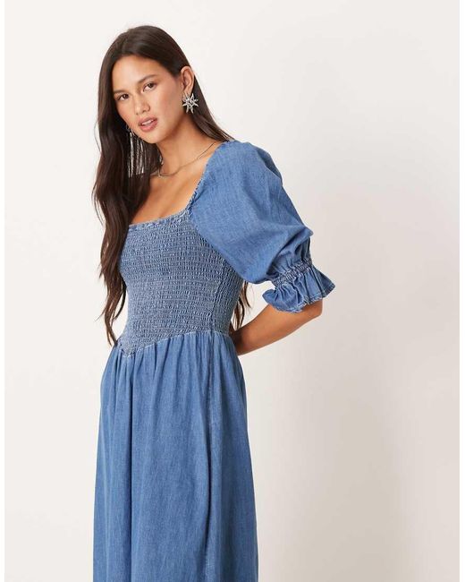 Vestido Vaquero Largo Azul Con Lavado Claro, Mangas Abullonadas Y Cuerpo Fruncido De Denim Suave De ASOS de color Blue