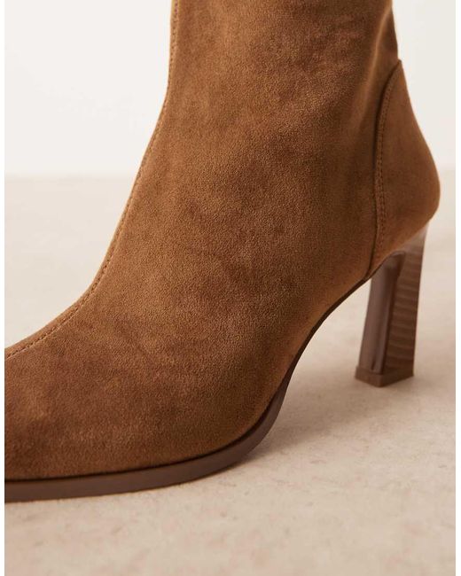 Botines Por La Rodilla Color Arena Con Puntera Cincelada De Antelina Clara De Curve-Marrón ASOS de color Brown