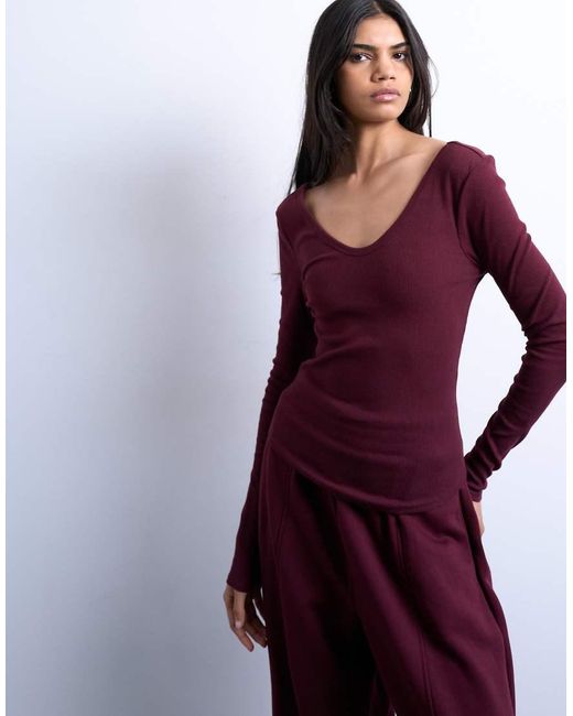 Top A Maniche Lunghe Bordeaux A Coste Con Fondo Arrotondato E Scollo A V di TOPSHOP in Purple