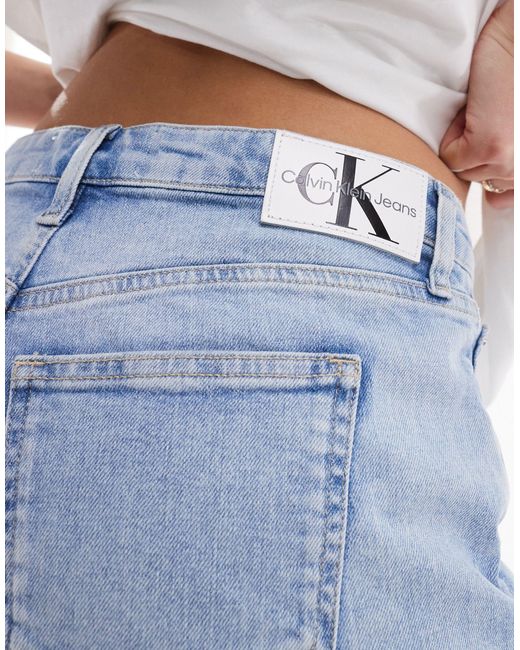 Pantaloncini di jeans a vita medio alta lavaggio chiaro di Calvin Klein in Blue