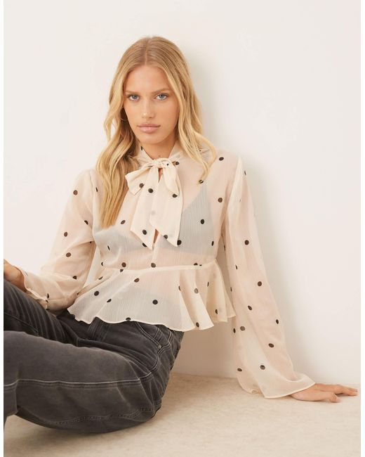 ASOS Natural – bluse aus chiffon mit knitterstruktur, polka dots, ausgestellten ärmeln und schaldetail