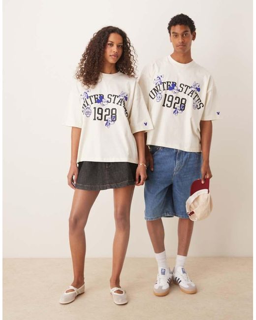 Camiseta Color Piedra De Corte Cuadrado Extragrande Con Estampado De Mickey Mouse Y Sus Amigos De Disney De -Neutro ASOS de color Natural