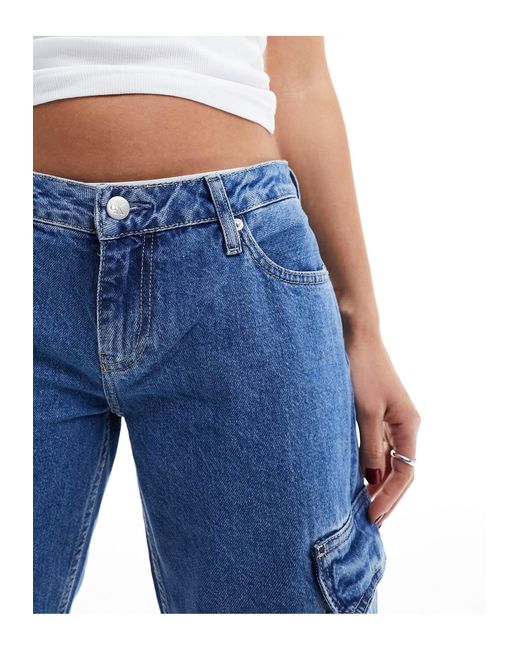 Jeans cargo lavaggio medio a vita super bassa di Calvin Klein in Blue