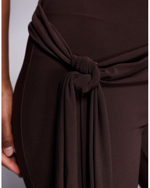 Pantalon évasé près du corps noué à la taille - chocolat ASOS en coloris Brown