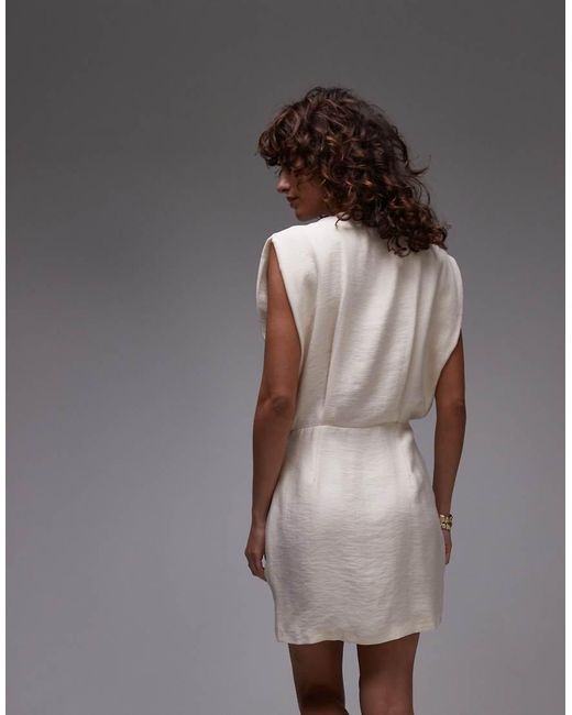 Vestido Corto Beis Claro Drapeado Con Cuello De Pico Y Cintura Ceñida De -Neutro Mango de color Brown