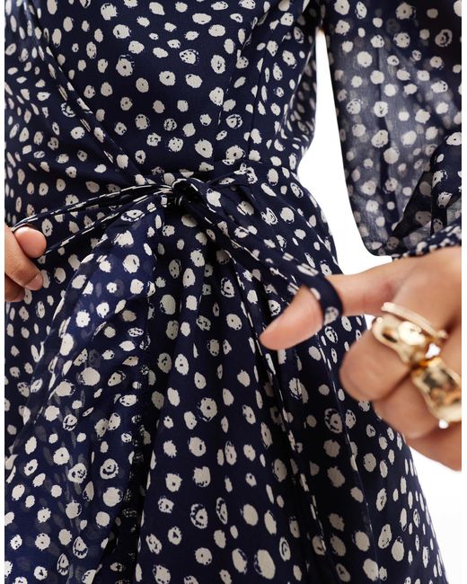 Robe portefeuille courte à volants et imprimé à pois Wednesday's Girl en coloris Blue