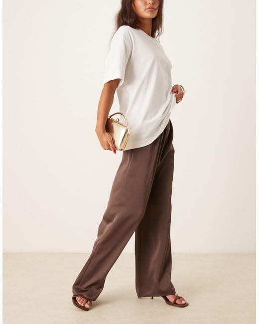 Pantalon en satin à cordon Pretty Lavish en coloris Natural