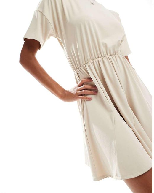 Vestido Corto Estilo Camiseta Con Godets En El Bajo De -Sin Color ASOS de color White