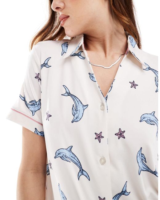 Chelsea Peers White – set aus polyester mit delfinprint bestehend aus kurzärmligem hemd mit reverskragen und shorts