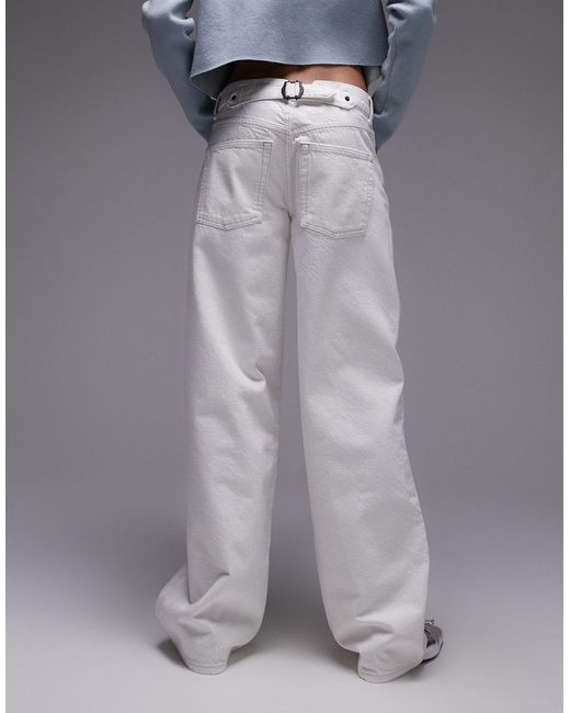 Jeans sporco a vita bassa con cinturino sul retro di TOPSHOP in Gray