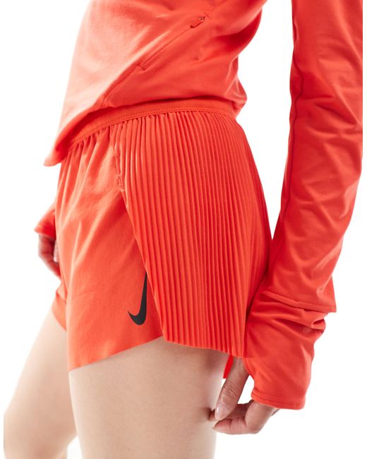 Nike Red – aeroswift dri-fit – plissierte shorts