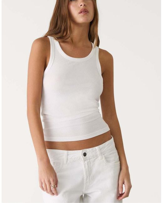 Top Senza Maniche Con Dorso A Vogatore di Stradivarius in White