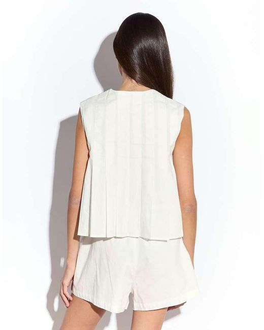 NARRATED White Pleated Sleeveless Tie Front Blouse