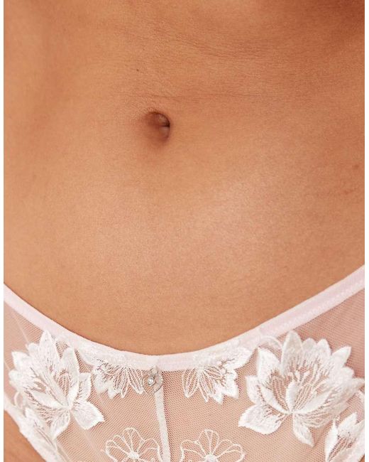 New Look Braziliaanse Slip Met Geborduurde Lotusbloemen in het Natural