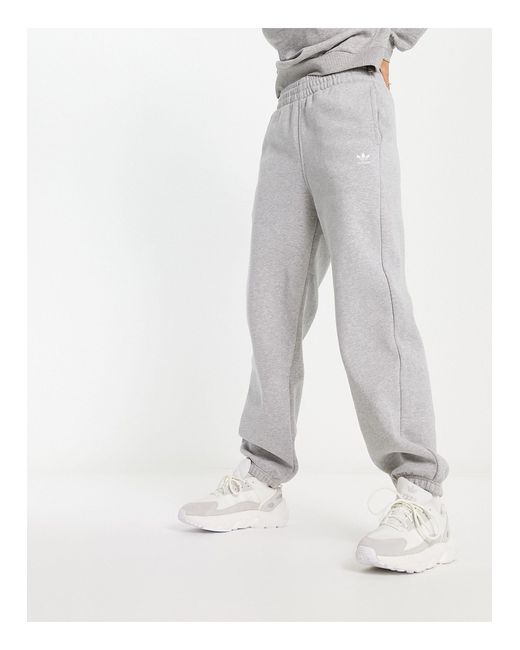 Joggers gris medio trefoil essentials Adidas Originals de color White