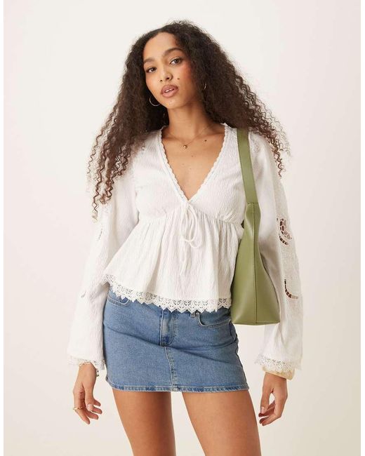 ASOS Top Van Kreukelstof Met Kanten Zoom, Lange Mouwen En Gestrikte Voorkant Voor in het White