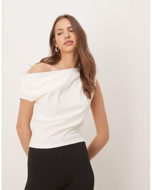 T-Shirt Baby Arricciata Color Latte Di Cocco Con Spalla Scoperta di ASOS in White