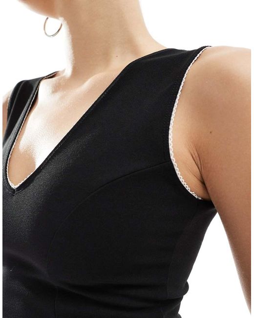 Vestito Corto Con Scollo A V Corpino Aderente E Gonna Svasata di Miss Selfridge in Black