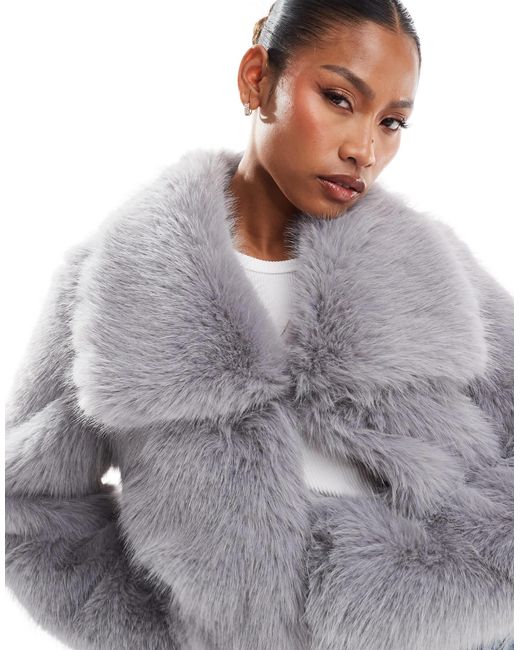 Simmi veste courte en fausse fourrure avec col oversize SIMMI en coloris Gris Lyst