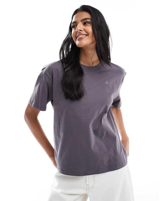 Calvin Klein T-Shirt Met Gestapelde Logoprint Op De Achterkant in het Purple